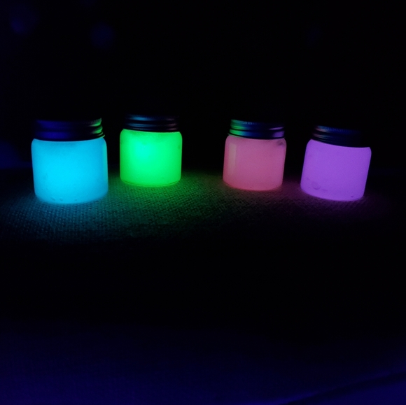 DBAA Glow in the dark flavored lipglosses - Picture 3 of 4